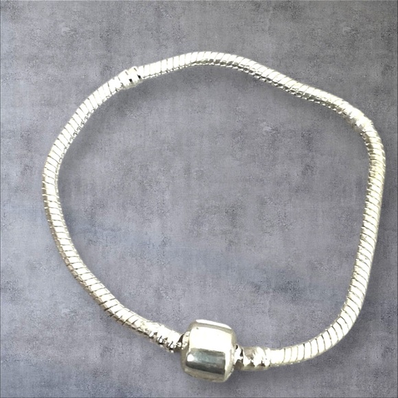 Silver bangle bracelet with rounded clasp & stamped .925 - Picture 4 of 8